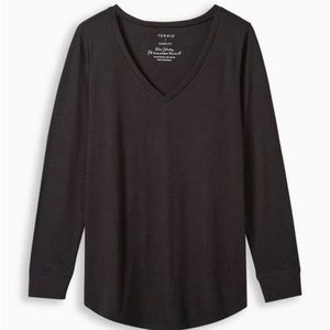 Torrid V-Neck Long Sleeve Tee Classic Fit size 1 (14/16). Black